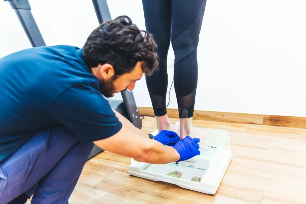 José Rey realizando un estudio biomecánico de la pisada sobre una plataforma de presiones
