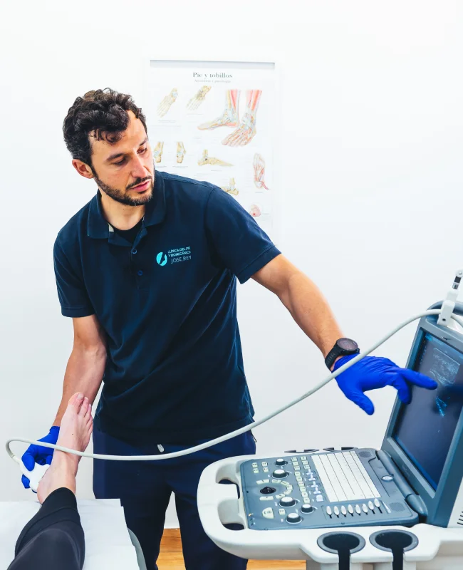 Exploración clínica del pie durante un estudio biomecánico de la pisada en la Clínica del Pie y Biomecánica José Rey